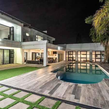 Private Modern 10 Bdrm Home Tucked Away In Sandton Johannesburgo Exterior foto