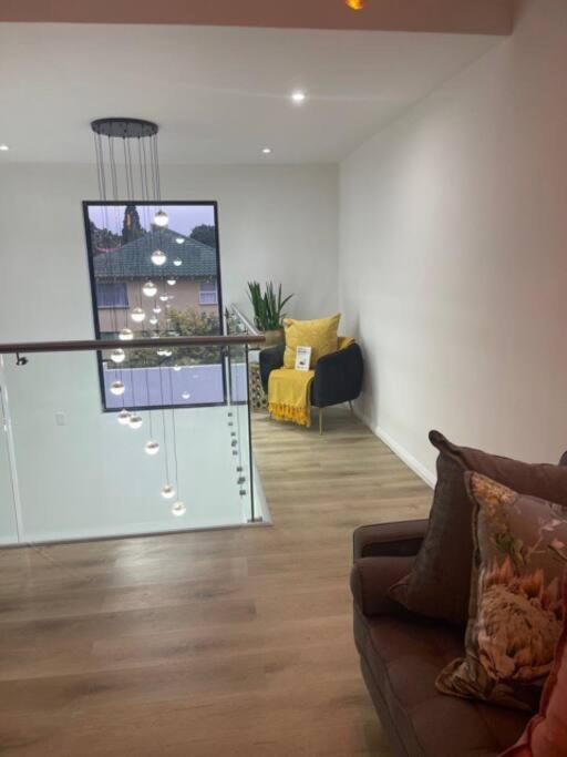 Private Modern 10 Bdrm Home Tucked Away In Sandton Johannesburgo Exterior foto