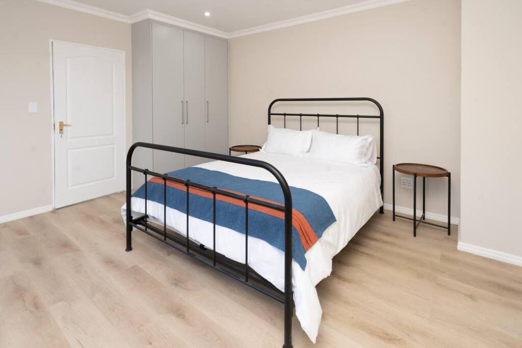 Private Modern 10 Bdrm Home Tucked Away In Sandton Johannesburgo Exterior foto