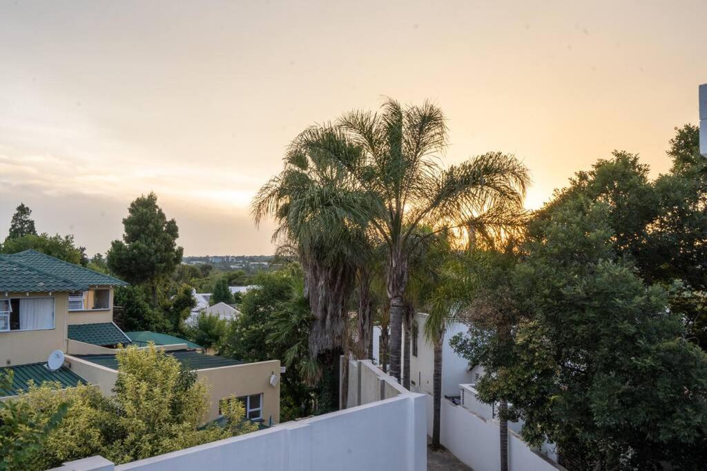 Private Modern 10 Bdrm Home Tucked Away In Sandton Johannesburgo Exterior foto