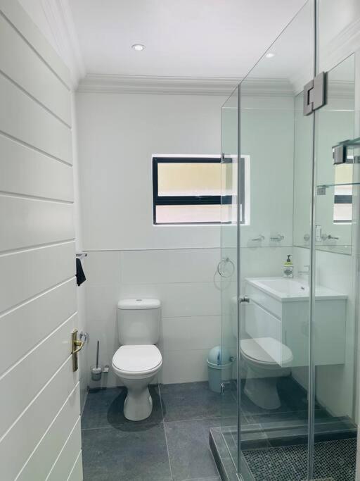 Private Modern 10 Bdrm Home Tucked Away In Sandton Johannesburgo Exterior foto