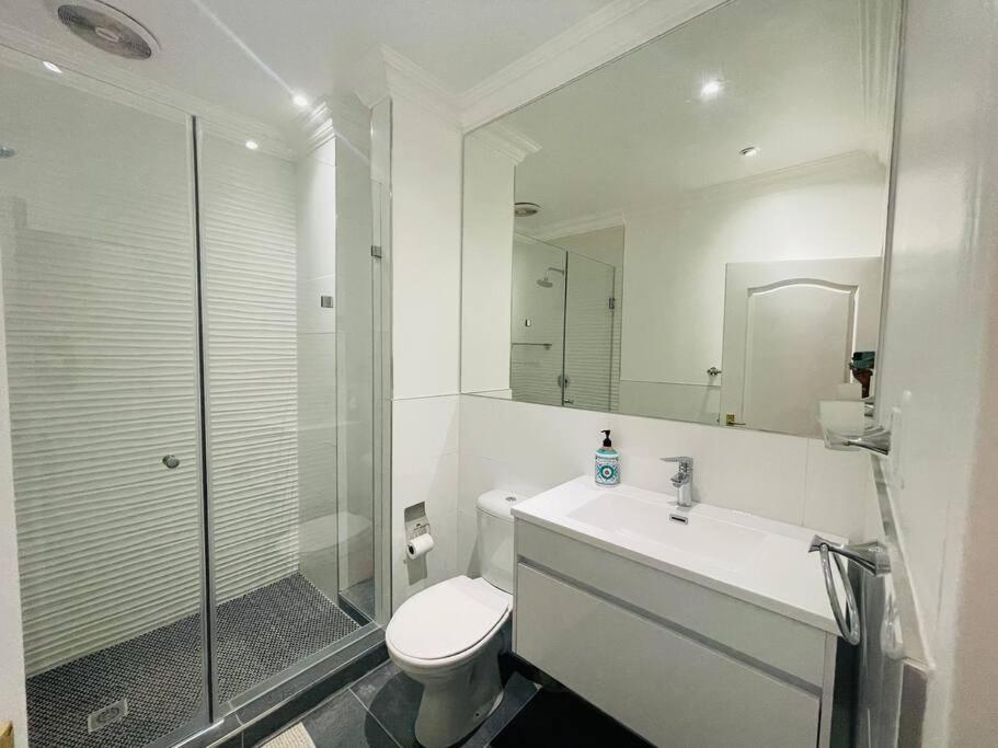 Private Modern 10 Bdrm Home Tucked Away In Sandton Johannesburgo Exterior foto
