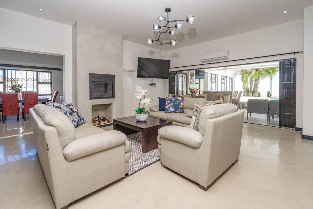 Private Modern 10 Bdrm Home Tucked Away In Sandton Johannesburgo Exterior foto