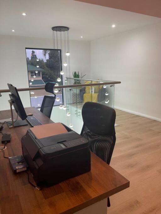 Private Modern 10 Bdrm Home Tucked Away In Sandton Johannesburgo Exterior foto