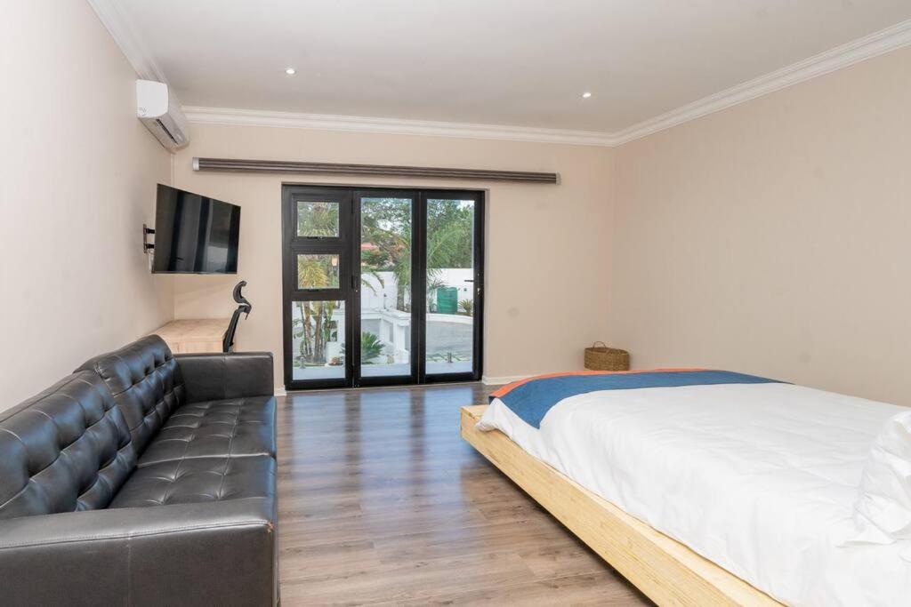 Private Modern 10 Bdrm Home Tucked Away In Sandton Johannesburgo Exterior foto